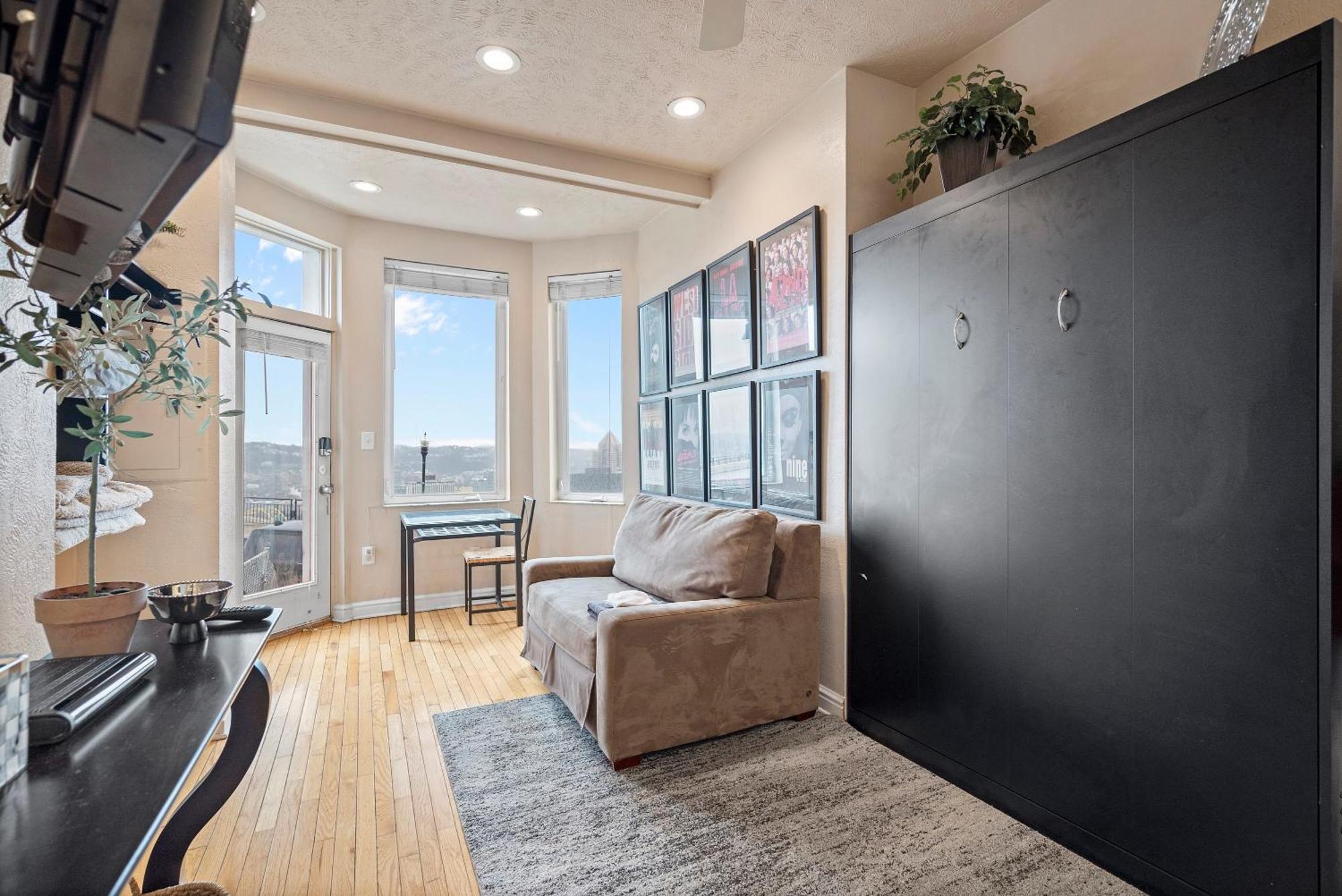 Charming Studio-Panoramic View-Your Pittsburgh Sanctuary Apartment Exterior photo